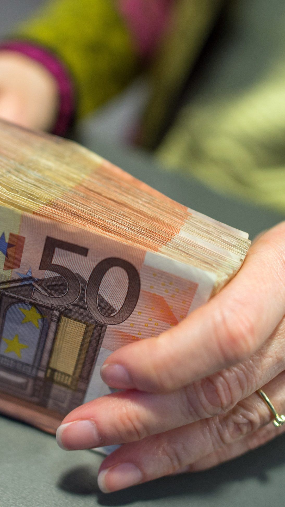 Die Erhöhung des gesetzlichen Mindestlohns auf 1.500 Euro würde knapp 300.000 Personen betreffen.